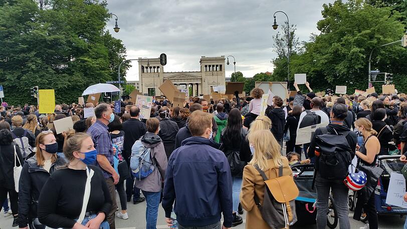 Über 25.000 Menschen protestierten am Samstag in München rund um den Königs- und den Karolinenplatz friedlich gegen Rassismus. Auslöser der weltweiten Demos - allein in Deutschland gingen Menschen in über 25 Städten auf die Straße -  war ein Polizeieinsatz in Minneapolis, Minnesota, am 25. Mai 2020. Der 46-jährige Afroamerikaner George Floyd starb dabei durch Polizeigewalt. In München war dies die größte Demo seit langer Zeit.