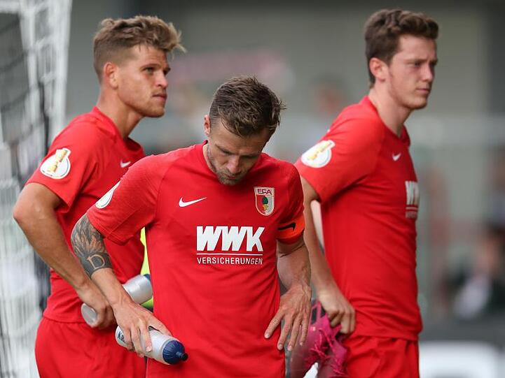 Florian Niederlechner (l-r), Daniel Baier und Michael Gregoritsch aus Augsburg. Foto: Friso Gentsch/Archivbild