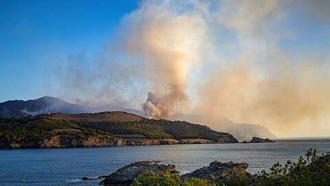 Rauch steigt von einem Waldbrand in den Gemeinden Colera und Portbou in Katalonien auf.