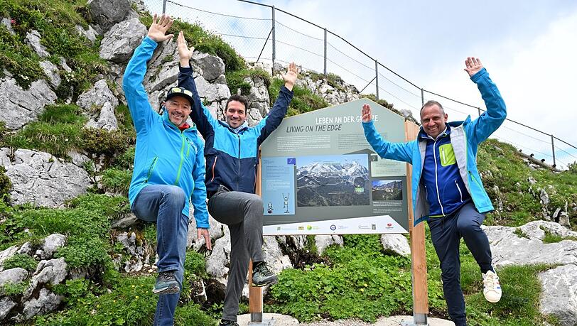 Christian Neureuther (l.), Felix Neureuther (Mitte) und Thorsten Glauber (Freie Wähler), Bayerns Staatsminister für Umwelt und Verbraucherschutz, machen eine der Übungen vor.