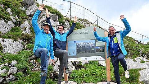 Christian Neureuther (l.), Felix Neureuther (Mitte) und Thorsten Glauber (Freie Wähler), Bayerns Staatsminister für Umwelt und Verbraucherschutz, machen eine der Übungen vor.