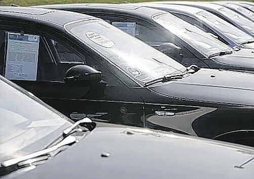 Autos auf Halde: Die Branche rechnet im kommenden Jahr mit deutlich weniger Neuzulassungen. Fotos: ddp