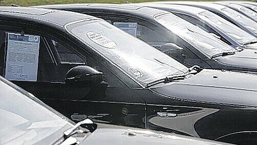 Autos auf Halde: Die Branche rechnet im kommenden Jahr mit deutlich weniger Neuzulassungen. Fotos: ddp Autos auf Halde: Die Branche rechnet im kommenden Jahr mit deutlich weniger Neuzulassungen. Fotos: ddp