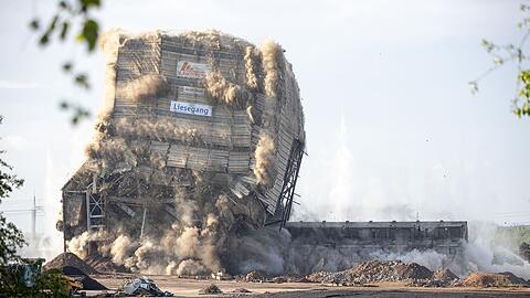 Bei der Sprengung gehen das fast 80 Meter hohe Kesselhaus und ein Bunkerschwerbau zu Fall.
