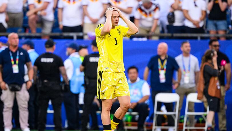 Der entt&auml;uschte Nationaltorh&uuml;ter Manuel Neuer nach der Niederlage gegen Paraguay. Das fr&uuml;he Aus bei der Fu&szlig;ball-WM bedeutet weniger Zusatzgesch&auml;ft f&uuml;r Bayerns Einzelhandel.