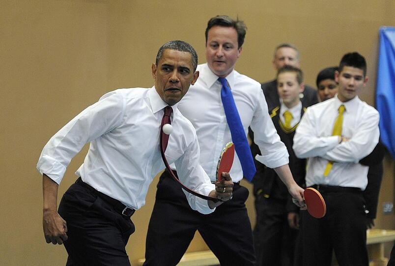 ...gönnt sich Obama immer wieder auch Entspannung. Wenn er nicht Basketball spielt oder joggen geht, vergnügt er sich mit Kollegen beim Tischtennis. Lässig ist er...