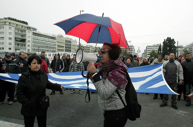 Brennende Geschäfte und Dutzende Verletzte: Stundenlange Krawalle begleiten in Athen die entscheidende Parlamentsdebatte. Immer wieder kam es jüngst zu Ausschreitungen. Die Bilder der vergangenen Tage aus Athen.