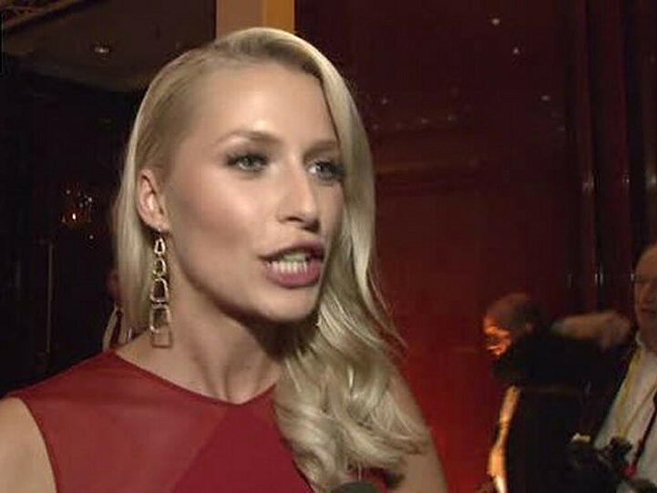 Lena Gercke durfte als Markenbotschafterin einen Scheck überreichen