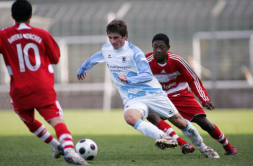 Leo Stolz spielte von der U15 bis zur U23 bei 1860 München. Hier im Duell mit David Alaba (r.)