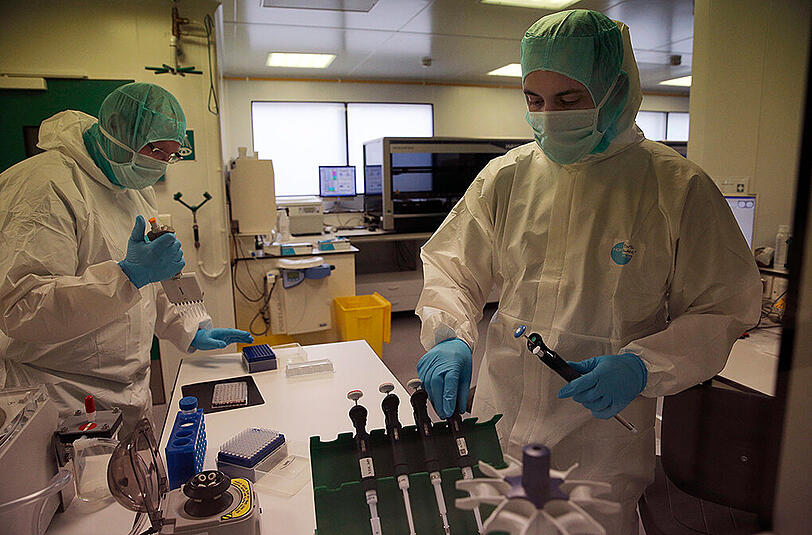 Ein Labor in Pontoise, außerhalb von Paris: Forensiker versuchen die DNA der Absturzopfer zuzuordnen.