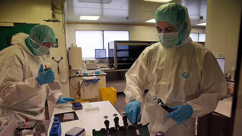 Ein Labor in Pontoise, außerhalb von Paris: Forensiker versuchen die DNA der Absturzopfer zuzuordnen. Ein Labor in Pontoise, außerhalb von Paris: Forensiker versuchen die DNA der Absturzopfer zuzuordnen.