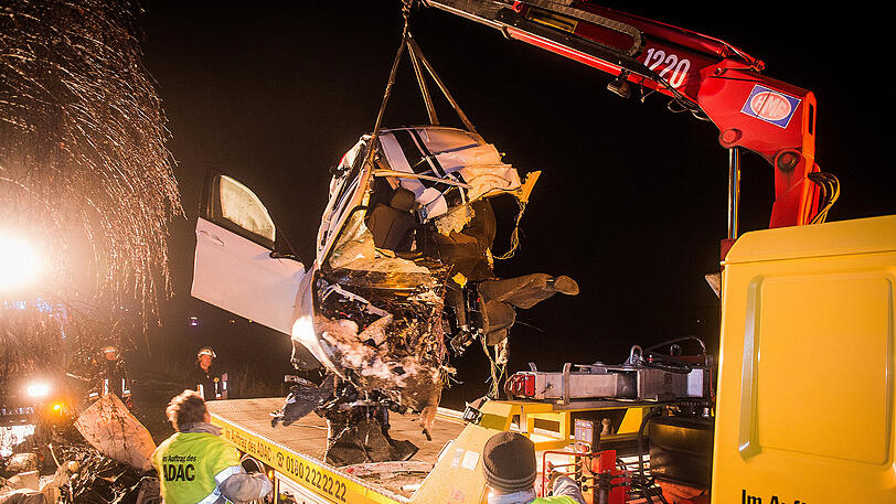 Der Wagen raste gegen einen Baum, entwurzelte ihn sogar. Der 35-jährige Fahrer starb noch am Unfallort.