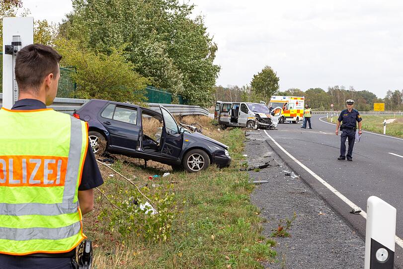 Schlimmer Unfall bei Coburg: Ein Schulbus ist dabei in den Gegenverkehr gerast - fünf Schulkinder wurden dabei schwer verletzt.