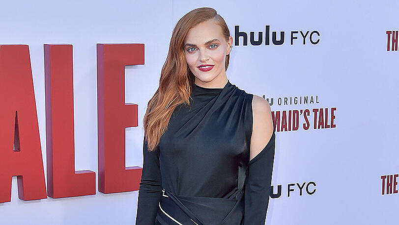 Madeline Brewer im schwarzen Seidenkleid Madeline Brewer im schwarzen Seidenkleid