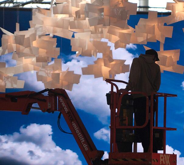 Wolken und ihre Verbildlichungen sind auf der CeBit allgegenwärtig. Denn ein Top-Thema ist das sogenannte Cloud-Computing.