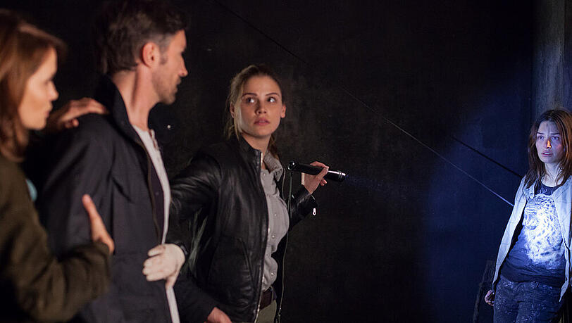 "Die Wallensteins": Bärbel (Anja Kling), Rolf (B. Sadler) und Kim (L. Tomaschewsky) versuchen, einen Selbstmord zu verhindern "Die Wallensteins": Bärbel (Anja Kling), Rolf (B. Sadler) und Kim (L. Tomaschewsky) versuchen, einen Selbstmord zu verhindern