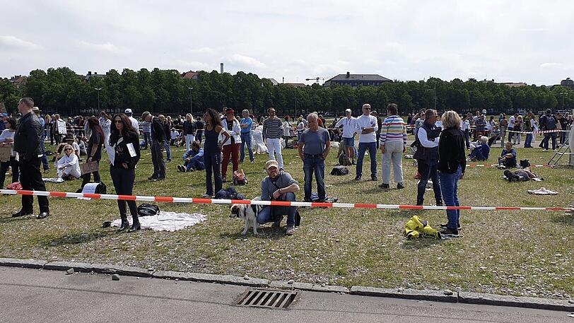 Mit Hund zur Corona-Demo.