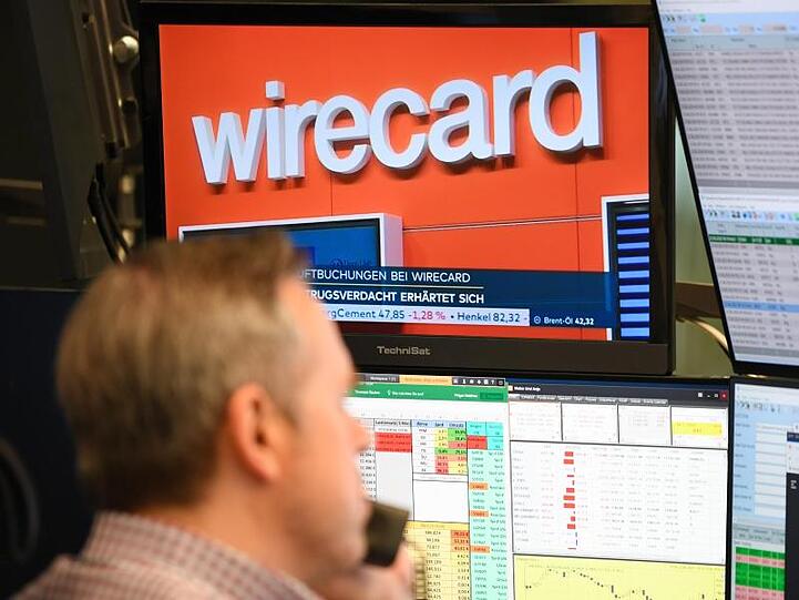 Auf dem Fernseher in der Frankfurter Börse läuft eine Nachrichtüber den Betrugsverdacht bei Wirecard. Foto: Arne Dedert/dpa/Archivbild