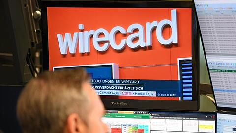 Auf dem Fernseher in der Frankfurter Börse läuft eine Nachrichtüber den Betrugsverdacht bei Wirecard. Foto: Arne Dedert/dpa/Archivbild