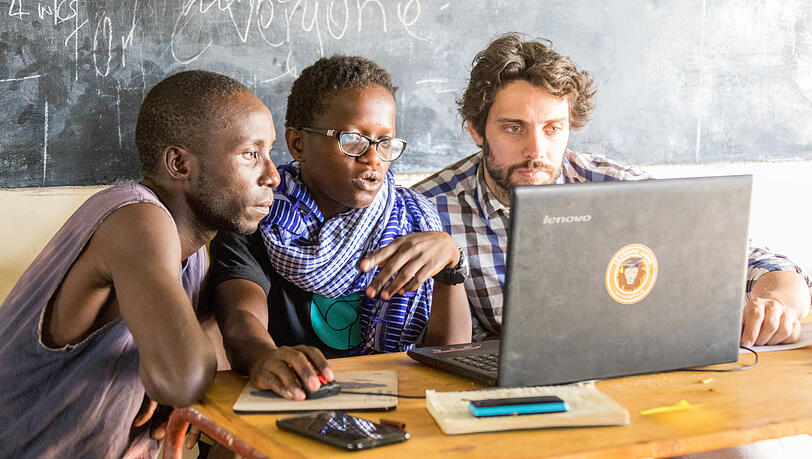 Mit IT-Kenntnissen in eine moderne Zukunft: So will das Projekt "Learning Lions" von Prinz Ludwig (r.) jungen Kenianern eine Existenz ermöglichen.