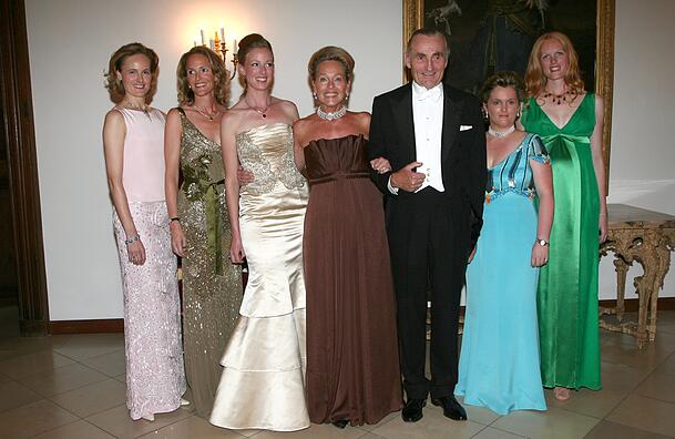 Max Herzog in Bayern ist der Bruder von Wittelsbach-Chef Franz Herzog von Bayern. Das Foto zeigt ihn mit Ehefrau Elizabeth und den fünf Töchtern Sophie, Marie, Helene, Elisabeth und Anna. Max Herzog in Bayern ist der Bruder von Wittelsbach-Chef Franz Herzog von Bayern. Das Foto zeigt ihn mit Ehefrau Elizabeth und den fünf Töchtern Sophie, Marie, Helene, Elisabeth und Anna.