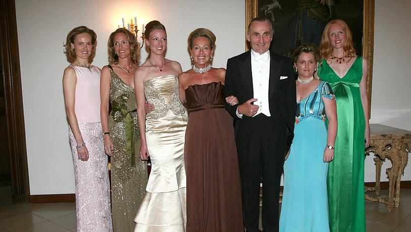 Max Herzog in Bayern ist der Bruder von Wittelsbach-Chef Franz Herzog von Bayern. Das Foto zeigt ihn mit Ehefrau Elizabeth und den fünf Töchtern Sophie, Marie, Helene, Elisabeth und Anna. Max Herzog in Bayern ist der Bruder von Wittelsbach-Chef Franz Herzog von Bayern. Das Foto zeigt ihn mit Ehefrau Elizabeth und den fünf Töchtern Sophie, Marie, Helene, Elisabeth und Anna.