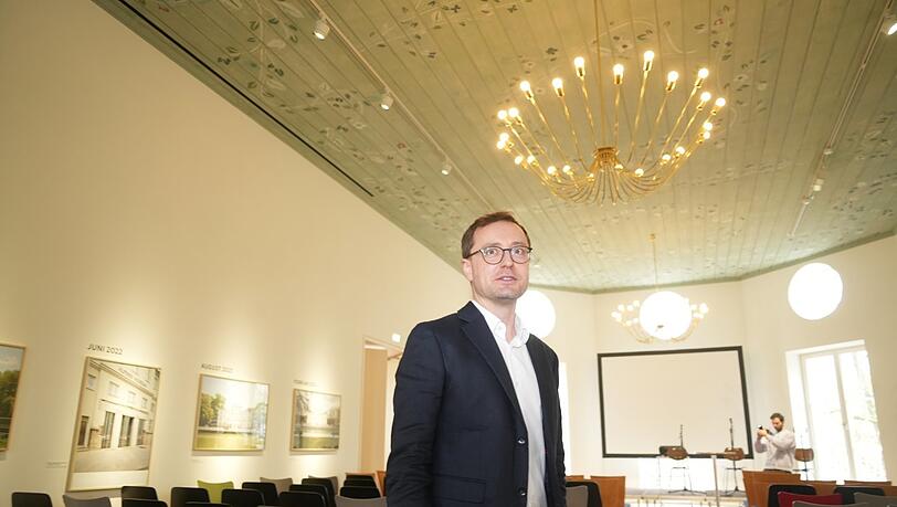 Der Regensburger Architekt Michael Feil entwickelte die Ideen für den komplexen Umbau des Alpinen Museums. Während der Arbeiten wurde diese historische, blumenverzierte grüne Decke im zweiten Obergeschoss wiederentdeckt. Auch die Kronleuchter sind historisch.