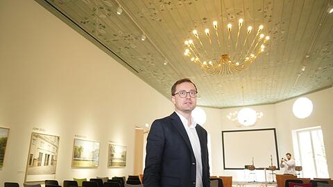 Der Regensburger Architekt Michael Feil entwickelte die Ideen für den komplexen Umbau des Alpinen Museums. Während der Arbeiten wurde diese historische, blumenverzierte grüne Decke im zweiten Obergeschoss wiederentdeckt. Auch die Kronleuchter sind historisch.