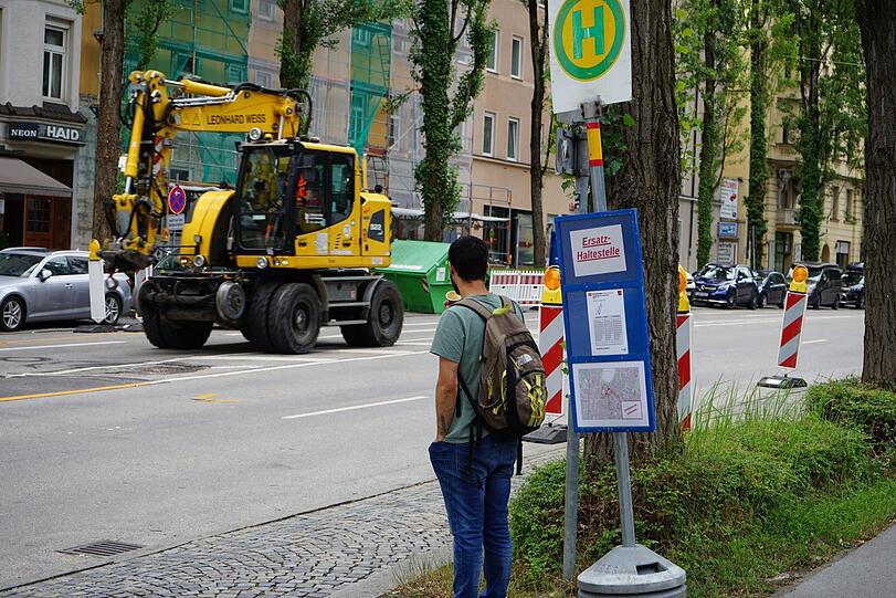 Ein wartender Fahrgast? Unwahrscheinlich. Der Mann will eher dem Bagger zusehen.