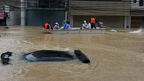 Viele Menschen sind nur noch mit Booten erreichbar.