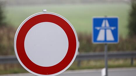 Von Samstagabend bis zum Sonntagnachmittag war die A93 in beiden Richtungen am Regensburger Kreuz gesperrt. (Symbolbild)