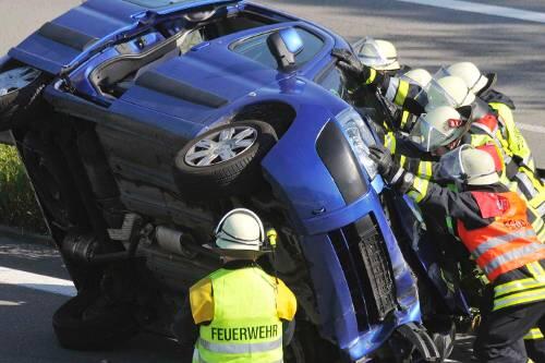 Ein völlig zerknautschtes Auto: Jetzt muss die Feuerwehr schnell wissen, wo sie mit der Rettungsschere ansetzen kann.