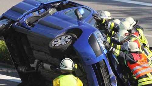 Ein völlig zerknautschtes Auto: Jetzt muss die Feuerwehr schnell wissen, wo sie mit der Rettungsschere ansetzen kann. Ein völlig zerknautschtes Auto: Jetzt muss die Feuerwehr schnell wissen, wo sie mit der Rettungsschere ansetzen kann.