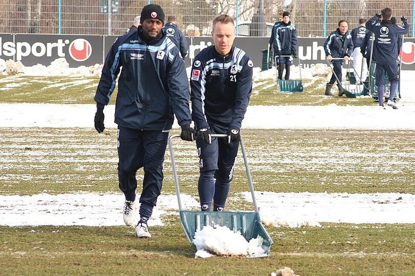 Tauwetter bei den Löwen: Am Donnerstag mussten die Sechzger an die Schneeschippe, bevor es ins Training ging. Schaufeln für den Erfolg - die Bilder von der Grünwalder.