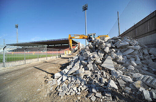 Die Bauarbeiten am Gründwalder Stadion in der Bilderstrecke.