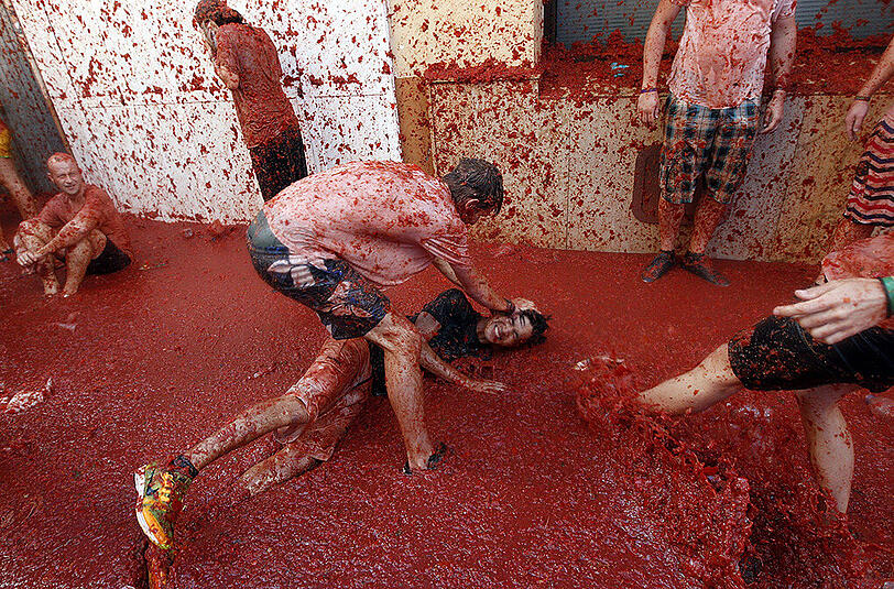 Fehlt noch Mozzarella - Tomaten sind schon drauf: "La Tomatina", die traditionelle Tomatenschlacht in der ostspanischen Kleinstadt Bunol, lockt jedes Jahr Tausende an.