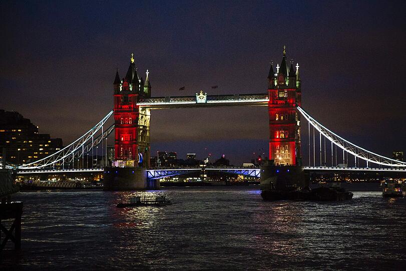 London kleidet eines seiner Wahrzeichen in den Farben der Tricolore: Die Tower Bridge wird am Samstagabend Weiß, Blau und Rot angestrahlt.