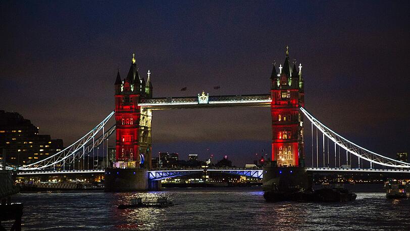 London kleidet eines seiner Wahrzeichen in den Farben der Tricolore: Die Tower Bridge wird am Samstagabend Weiß, Blau und Rot angestrahlt. London kleidet eines seiner Wahrzeichen in den Farben der Tricolore: Die Tower Bridge wird am Samstagabend Weiß, Blau und Rot angestrahlt.