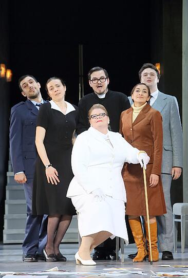 Szene aus "Albert Herring" mit Mitgliedern des Opernstudios der Bayerischen Staatsoper.