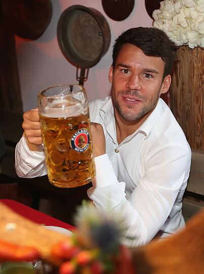 Auch Juan Bernat lässt sich seine Maß schmecken.