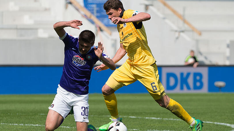 Sebastian Boenisch - Note 5:  Kapitän Nummer neun der laufenden Saison, und das nach seinem Stuttgart-Schnitzer. Doch auch gegen Aue der Unglücksrabe: Musste nach seinem Tackling gegen Nazarov mit glatt Rot vom Platz. Denkpause.