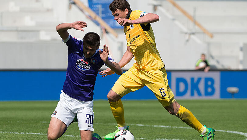 Sebastian Boenisch - Note 5: Kapitän Nummer neun der laufenden Saison, und das nach seinem Stuttgart-Schnitzer. Doch auch gegen Aue der Unglücksrabe: Musste nach seinem Tackling gegen Nazarov mit glatt Rot vom Platz. Denkpause. Sebastian Boenisch - Note 5: Kapitän Nummer neun der laufenden Saison, und das nach seinem Stuttgart-Schnitzer. Doch auch gegen Aue der Unglücksrabe: Musste nach seinem Tackling gegen Nazarov mit glatt Rot vom Platz. Denkpause.