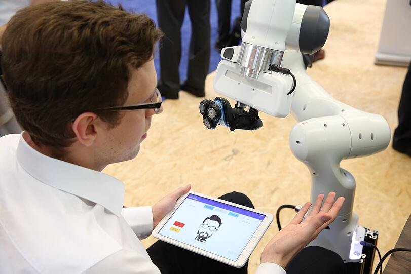 Luft anhalten: Der "Barbier-Roboter" unterstützt Menschen mit körperlicher Einschränkung beim Rasieren.