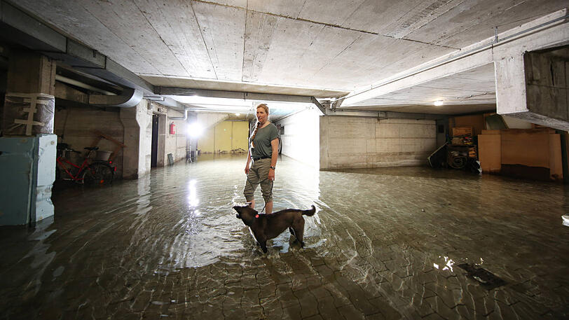 Franziska von Gagern mit ihrem Hund in ihrer gefluteten Tiefgarage. Seit fünf Jahren steht hier das klare, eiskalte Grundwasser.