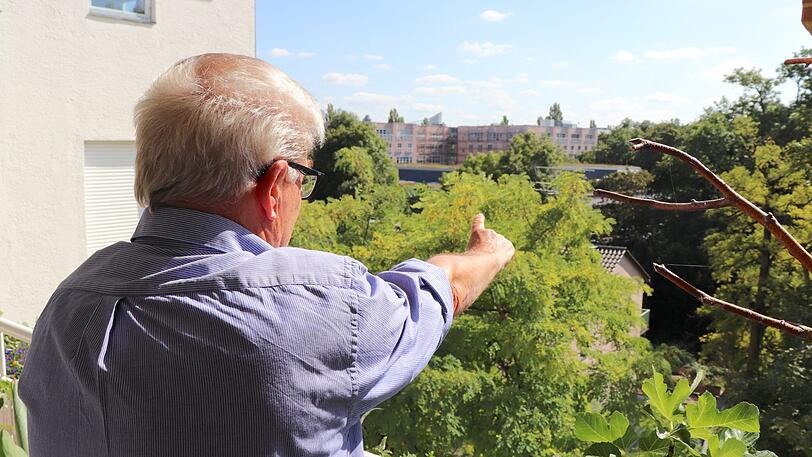 Der Anwohner schaut vom Balkon auf den Leopoldpark.