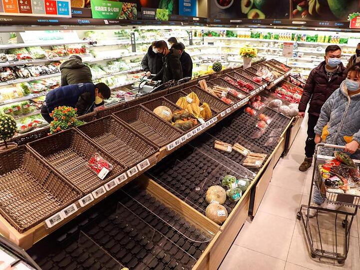 In diesem Supermarkt in Wuhan sind die Regale fast leer.