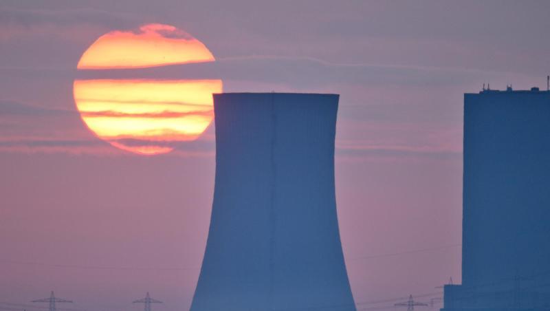 Die aufgehende Sonne steht hinter einem Steinkohlekraftwerk. Foto: Julian Stratenschulte/Archiv Die aufgehende Sonne steht hinter einem Steinkohlekraftwerk. Foto: Julian Stratenschulte/Archiv