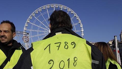 Ein Demonstrant der "Gelbwesten" hat die Jahreszahlen "1789" und "2018" auf seine Weste geschrieben in Anlehnung an die Französische Revolution von 1789.