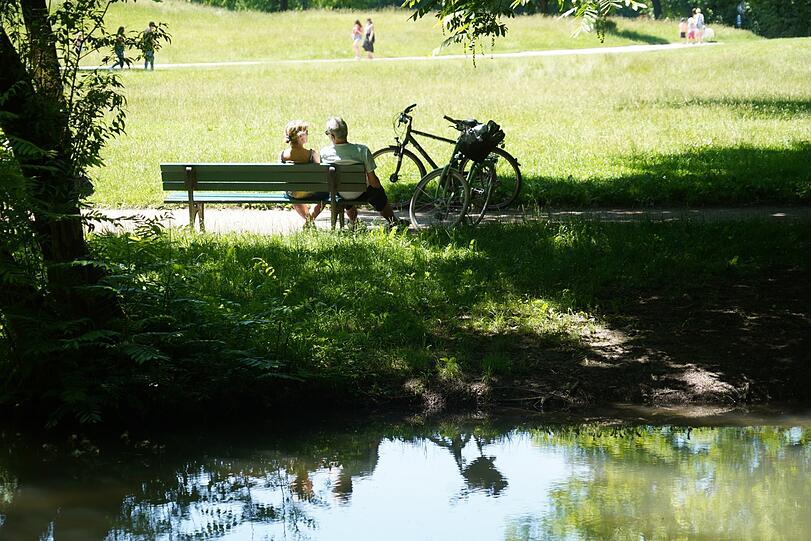 Schattenplätze im Englischen Garten sind bei 27 Grad heiß begehrt.