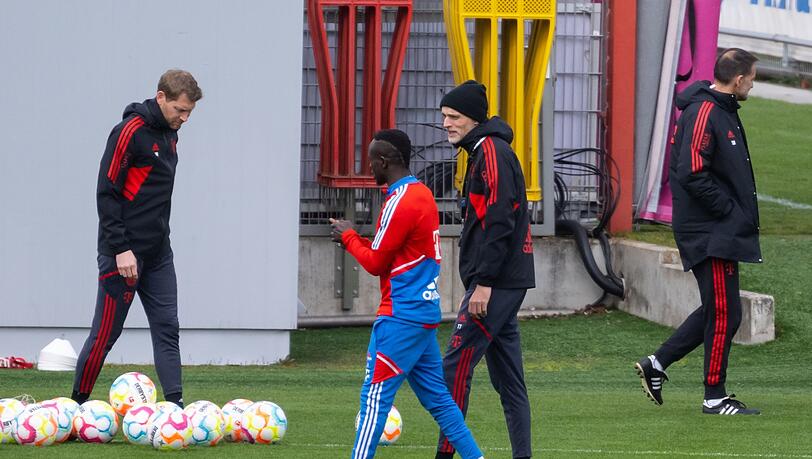 Trainer Thomas Tuchel (2.v.r.) von München redet beim Training mit Sadio Mané (2.v.l.).
